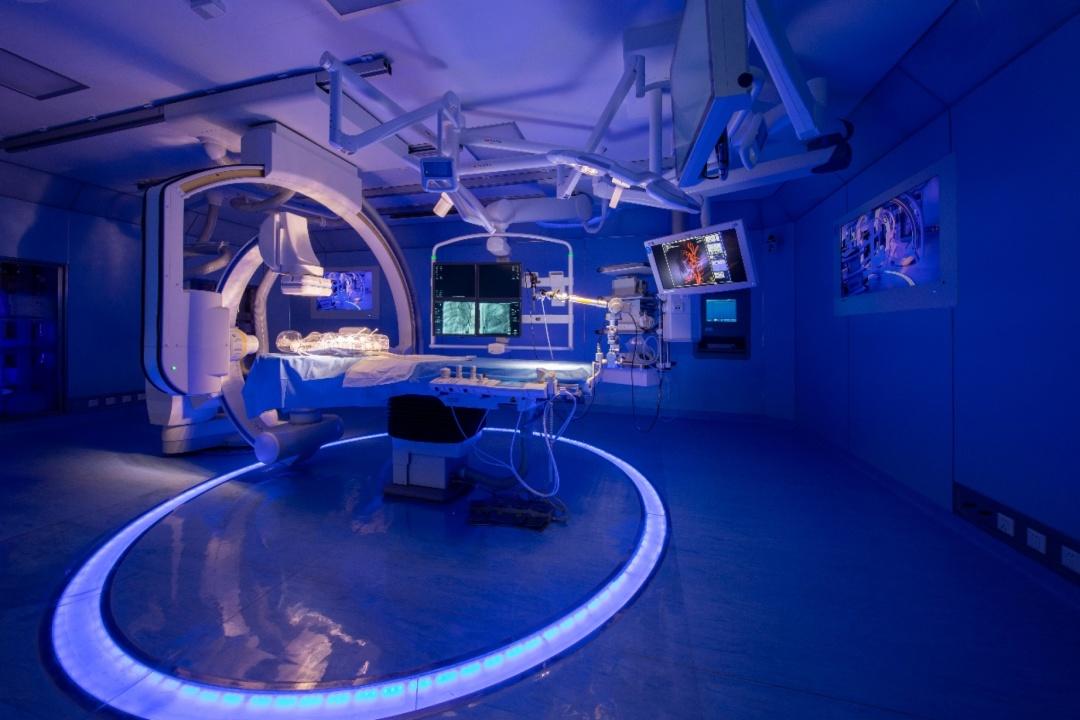 美敦力创新中心手术实验室盖上了一丝神秘色彩,放佛精密的太空舱内部